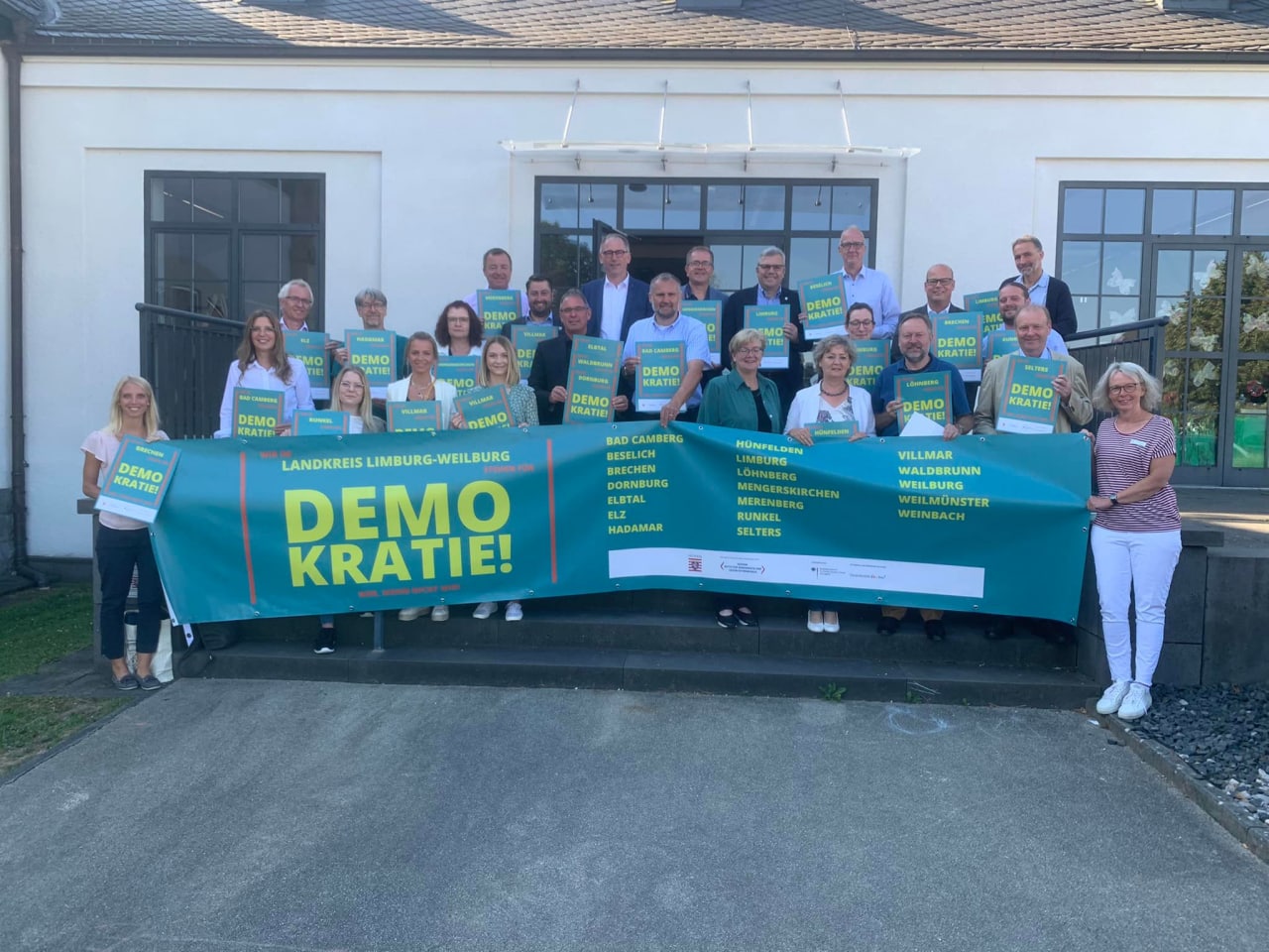 Unterstützerinnen und Unterstützer der Plakataktion "Demokratie" des Landkreises Limburg-Weilburg