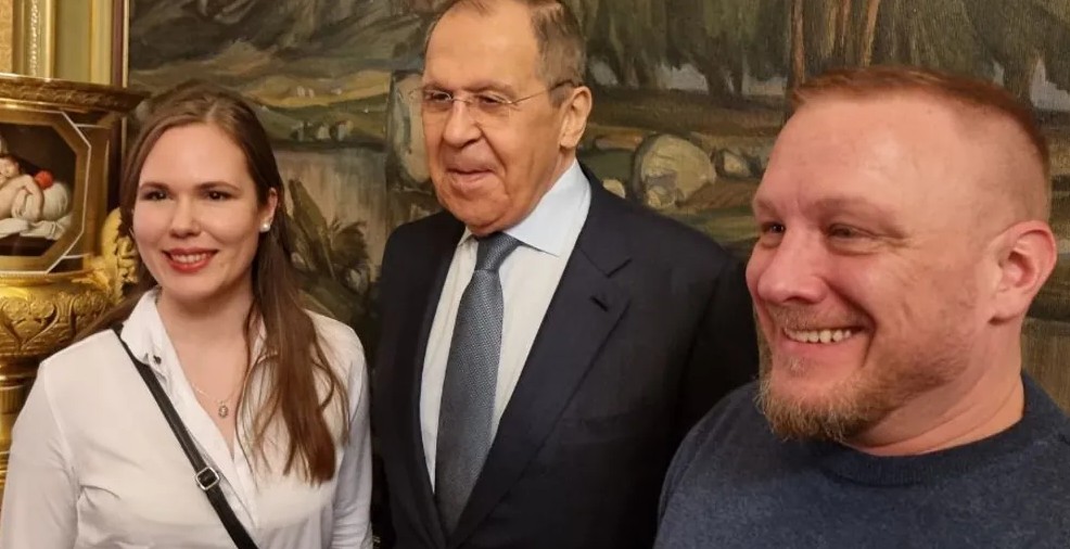 Alina Lipp und Thomas Röper mit Russlands-Außenminister Lawrow (Quelle: Telegram Alina Lipp)