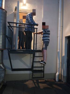 Gäste müssen über den Hinterausgang in Sicherheit gebracht werden.