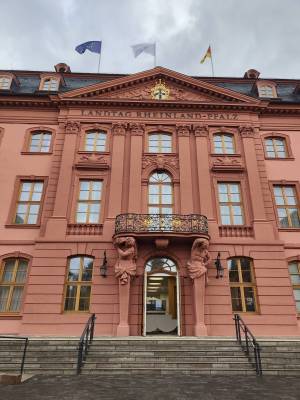 Eingangsportal des Mainzer Landtags