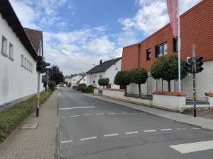 Rechts direkt nach der Einmündung darf geparkt werden (bis zum Schild), obwohl links Fahrzeuge wegen einer Ampel halten müssen.