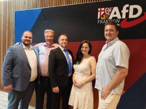 Bailey Wollenweber, Jürgen Klein, Tom Kotzian, Catalina Monzon und Albert Breininger (alle AfD) im Fraktionssaal der AfD-Landtagsfraktion Rheinland-Pfalz (es fehlt: Robin Classen)