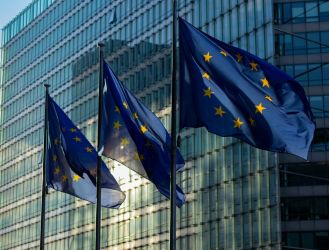 EU-Flaggen in Brüssel (Quelle: Pexels)